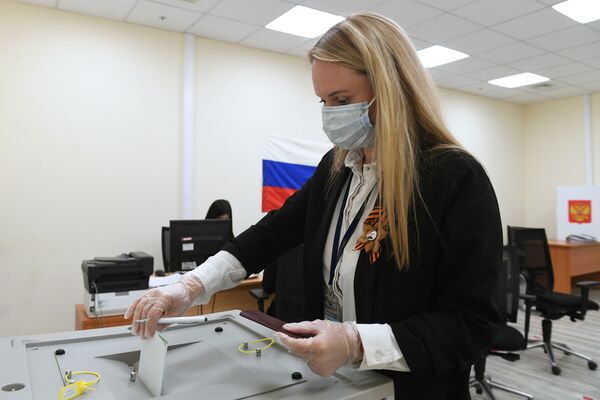 Голосование по внесению поправок в Конституцию РФ в Москве - Sputnik Таджикистан
