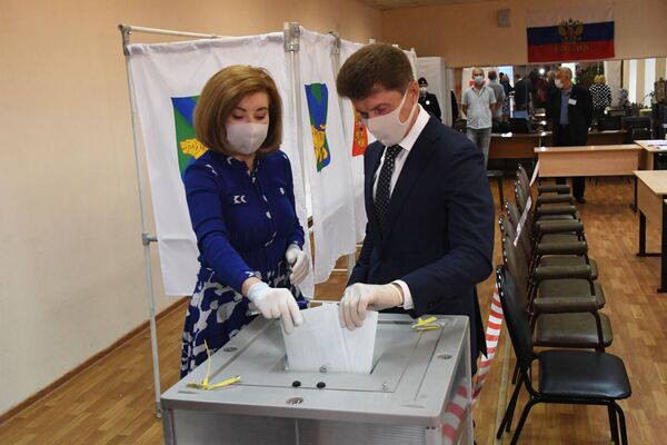 Голосование по внесению поправок в Конституцию РФ в городах России - Sputnik Таджикистан