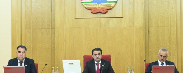 Рустами Эмомалӣ, раиси Маҷлиси миллӣ бо муовинонаш Раҷаббой Аҳмадзода ва Ёдгор Файзов (аз рост) Рустами Эмомалӣ, раиси Маҷлиси миллӣ бо муовинонаш Раҷаббой Аҳмадзода ва Ёдгор Файзов (аз рост) - Sputnik Тоҷикистон