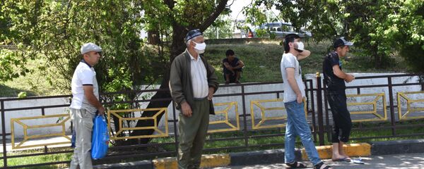 Люди в масках в Душанбе - Sputnik Тоҷикистон