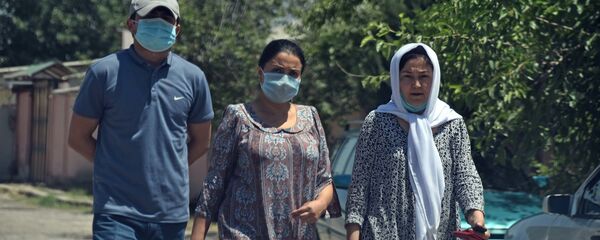 Люди в масках в Душанбе - Sputnik Тоҷикистон