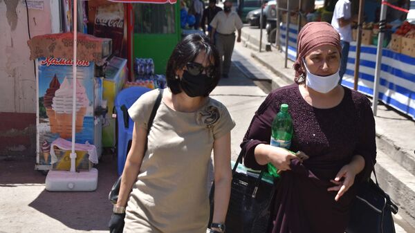 Люди в масках в Душанбе - Sputnik Таджикистан