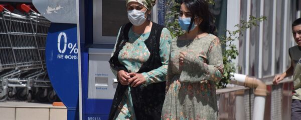 Люди в масках в Душанбе Люди в масках в Душанбе - Sputnik Тоҷикистон