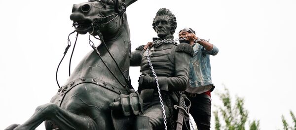 Протестующие во время попытки снести памятник президенту США Эндрю Джексону в Вашингтоне - Sputnik Таджикистан