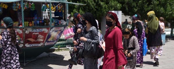 Люди в масках в городе - Sputnik Тоҷикистон