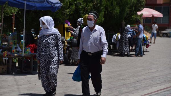 Люди в масках в городе - Sputnik Таджикистан