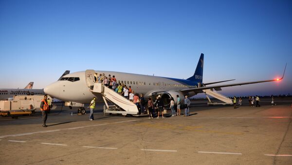 Пассажиры садятся в самолет на острове Джерба в Тунисе - Sputnik Таджикистан