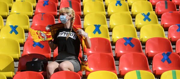Болельщица на пустом футбольном стадионе Болельщица на пустом футбольном стадионе - Sputnik Таджикистан