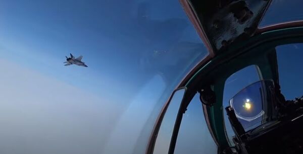 Захватывающие видео из кабины: российские Ту-142 совершили полет над Арктикой - Sputnik Таджикистан