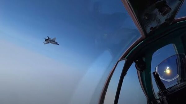 Захватывающие видео из кабины: российские Ту-142 совершили полет над Арктикой - Sputnik Таджикистан