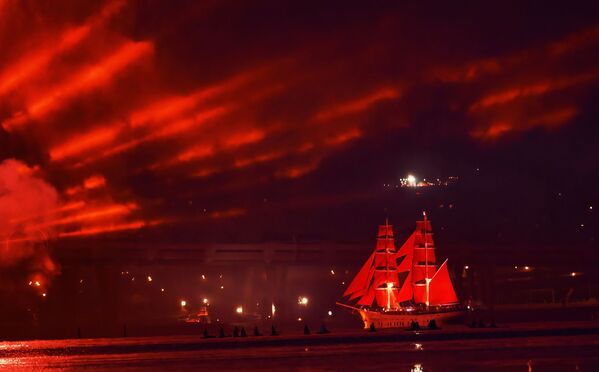 Бриг Россия в акватории Финского залива во время праздника выпускников Алые паруса в Санкт-Петербурге - Sputnik Таджикистан