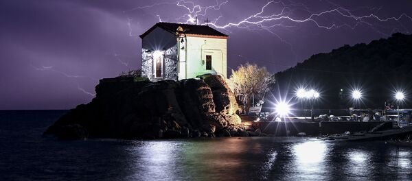 Молнии в деревни Скала Сикамиас, Лесбос  - Sputnik Таджикистан