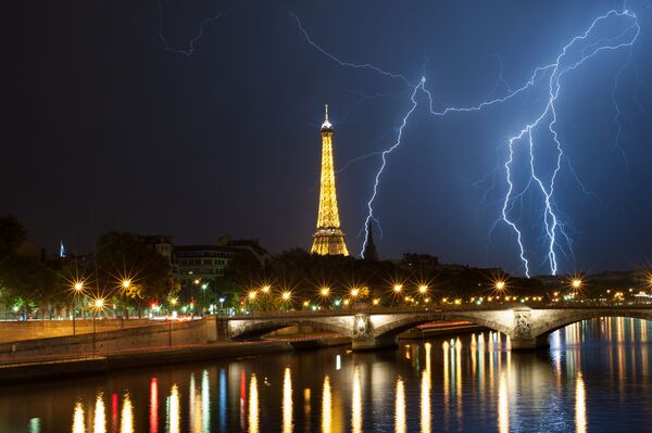 Молнии над Эйфелевой башней в Париже - Sputnik Таджикистан