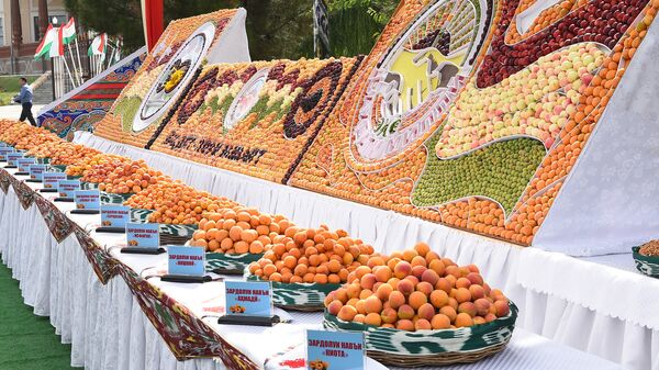 Урожай фруктов на выставке в Худжанде - Sputnik Таджикистан