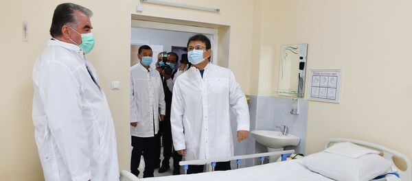 Президент Таджикистана Эмомали Рахмон на открытии больницы в Согдийской области - Sputnik Таджикистан