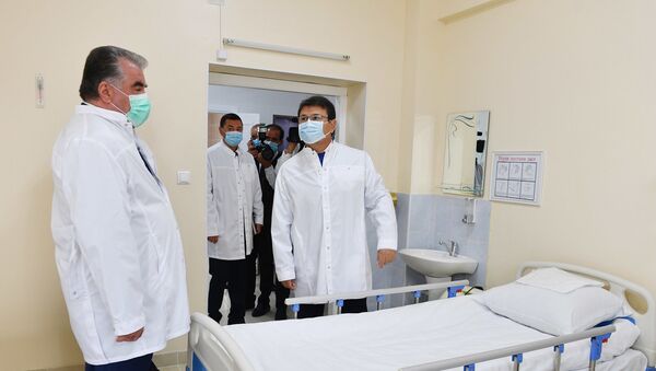 Президент Таджикистана Эмомали Рахмон на открытии больницы в Согдийской области - Sputnik Таджикистан