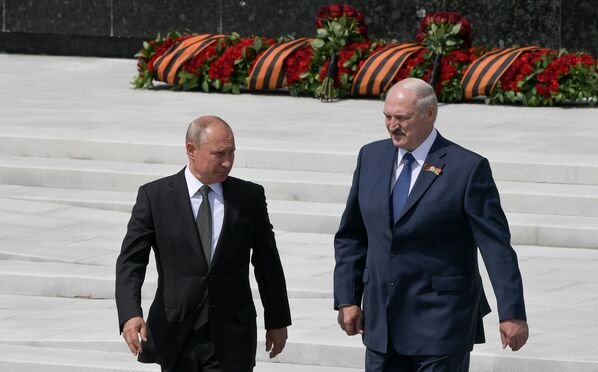 Президент РФ В. Путин и президент Беларуси А. Лукашенко открыли Ржевский мемориал Советскому солдату - Sputnik Таджикистан