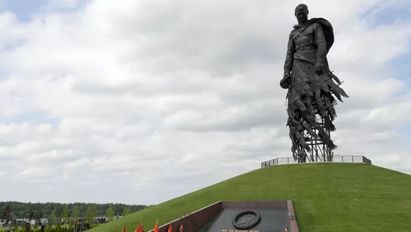 Президент РФ В. Путин и президент Белоруссии А. Лукашенко открыли Ржевский мемориал Советскому солдату - Sputnik Тоҷикистон