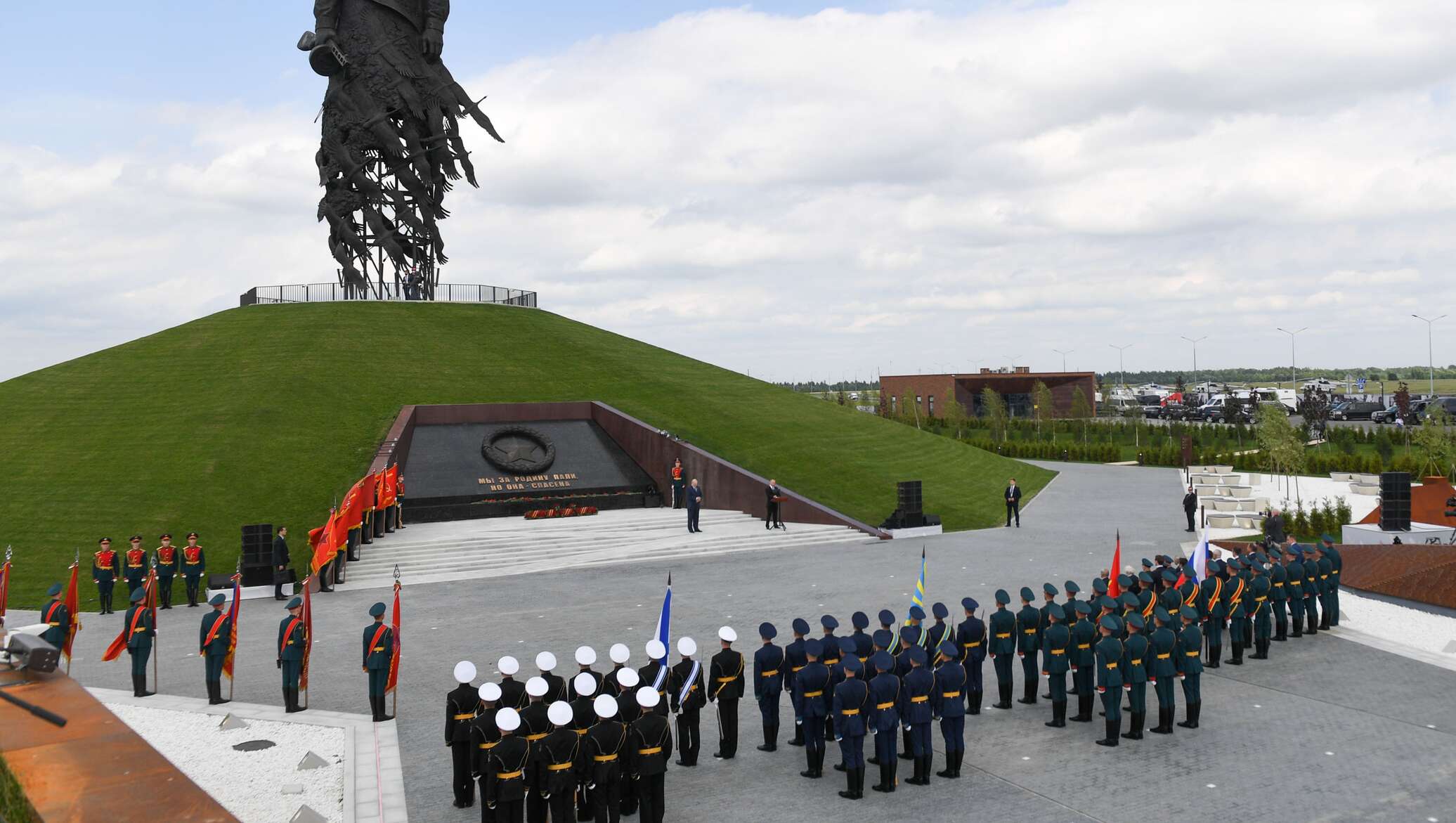 Памятники военнослужащим фото