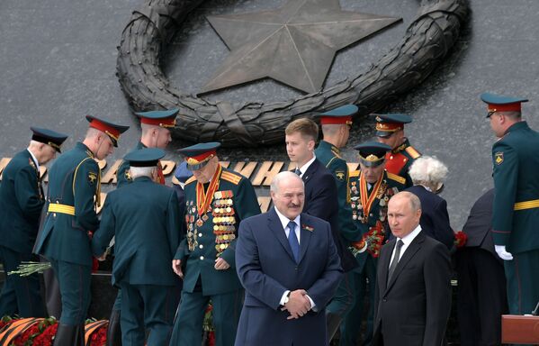 Президент РФ В. Путин и президент Белоруссии А. Лукашенко открыли Ржевский мемориал Советскому солдату - Sputnik Таджикистан