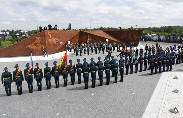 Президент РФ В. Путин и президент Белоруссии А. Лукашенко открыли Ржевский мемориал Советскому солдату - Sputnik Таджикистан