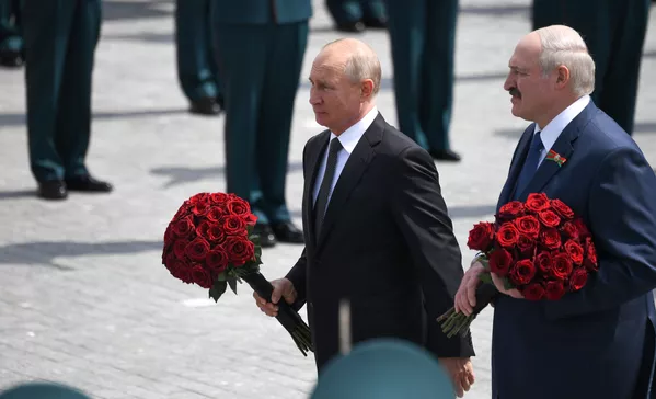 Президент РФ В. Путин и президент Белоруссии А. Лукашенко открыли Ржевский мемориал Советскому солдату - Sputnik Тоҷикистон