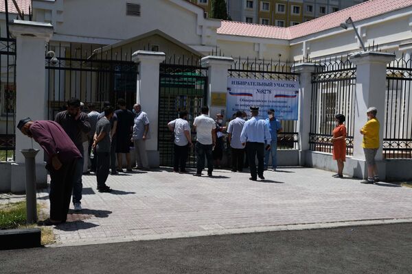 Жара, маски и соцдистанция: как проходит голосование по поправкам в Душанбе Жара, маски и соцдистанция: как проходит голосование по поправкам в Душанбе - Sputnik Таджикистан