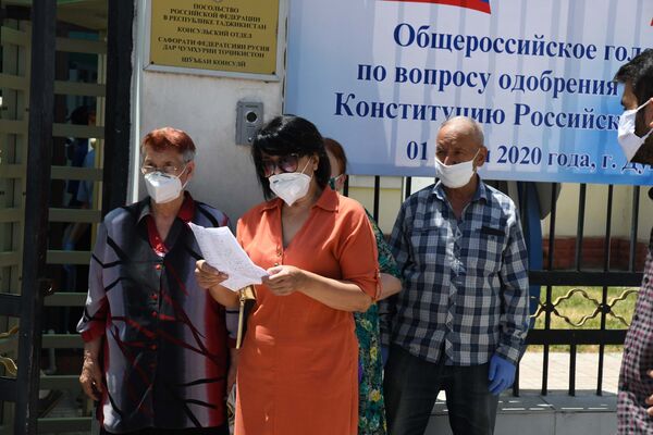 Жара, маски и соцдистанция: как проходит голосование по поправкам в Душанбе Жара, маски и соцдистанция: как проходит голосование по поправкам в Душанбе - Sputnik Таджикистан