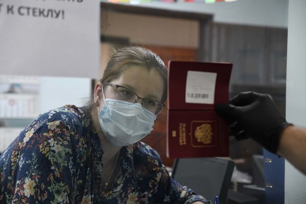 Жара, маски и соцдистанция: как проходит голосование по поправкам в Душанбе Жара, маски и соцдистанция: как проходит голосование по поправкам в Душанбе - Sputnik Таджикистан