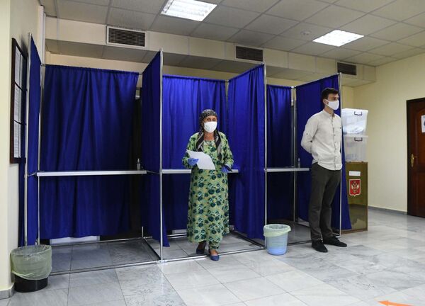 Гармии тоқатфарсою навбатпоӣ: раъйдиҳӣ барои ислоҳоти сарқонуни Русия дар Душанбе Гармии тоқатфарсою навбатпоӣ: раъйдиҳӣ барои ислоҳоти сарқонуни Русия дар Душанбе - Sputnik Тоҷикистон