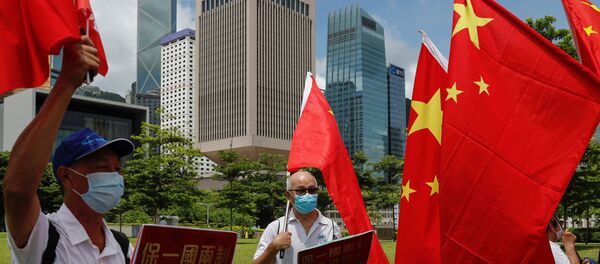 Сторонники Китая празднуют принятие закона о безопасности Гонконга - Sputnik Таджикистан