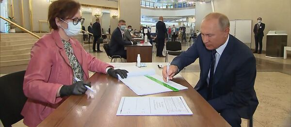 Владимир Путин проголосовал по поправкам к Конституции России Владимир Путин проголосовал по поправкам к Конституции России - Sputnik Таджикистан