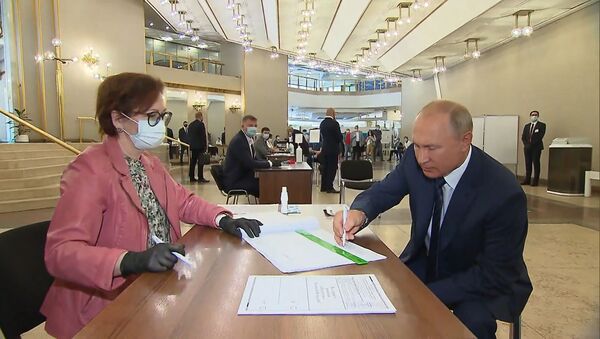 Владимир Путин проголосовал по поправкам к Конституции России - Sputnik Таджикистан