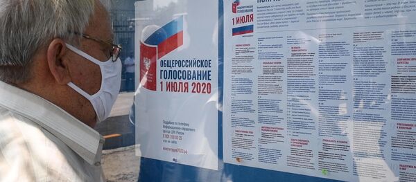 Жара не помеха: как в Таджикистане россияне голосуют по поправкам Жара не помеха: как в Таджикистане россияне голосуют по поправкам - Sputnik Таджикистан