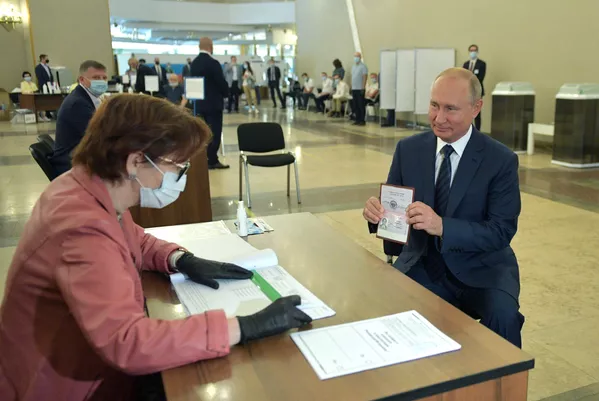 Владимир Путин, раисҷуҳури Русия барои тағйирот дар Қонуни асосӣ райъ дод Владимир Путин, раисҷуҳури Русия барои тағйирот дар Қонуни асосӣ райъ дод - Sputnik Тоҷикистон
