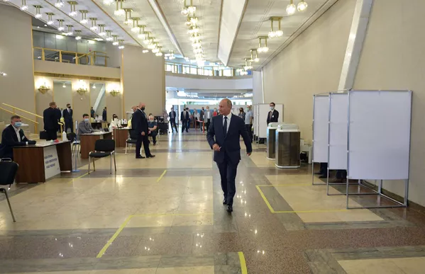 Владимир Путин, ҳангоми овоздиҳӣ дар участкаи интихоботӣ Владимир Путин, ҳангоми овоздиҳӣ дар участкаи интихоботӣ - Sputnik Тоҷикистон
