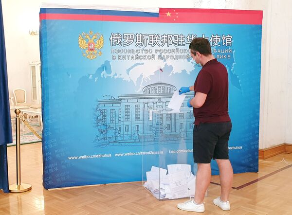 Мужчина голосует по вопросу одобрения изменений в Конституцию России на избирательном участке в посольстве РФ в Пекине - Sputnik Тоҷикистон