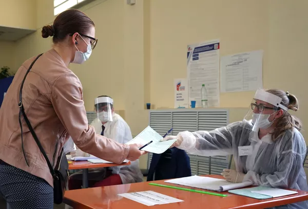 Голосование по внесению поправок в Конституцию РФ в регионах России в Санкт-Петербурге Голосование по внесению поправок в Конституцию РФ в регионах России в Санкт-Петербурге - Sputnik Тоҷикистон