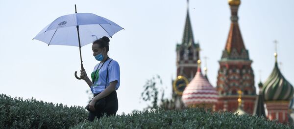 Девушка в природно-ландшафтном парке Зарядье в Москве - Sputnik Тоҷикистон