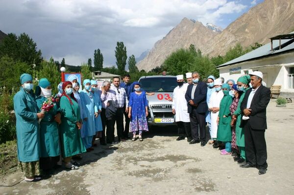 Зодагони Ванҷ ба Беморхонаи марказии ноҳия автомашинаи Ёрии таъҷилӣ тақдим карданд Зодагони Ванҷ ба Беморхонаи марказии ноҳия автомашинаи Ёрии таъҷилӣ тақдим карданд - Sputnik Тоҷикистон