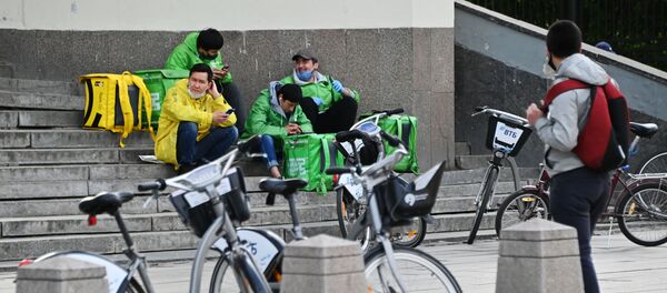 Курьеры служб доставки Delivery Club и Яндекс Еда Курьеры служб доставки Delivery Club и Яндекс Еда - Sputnik Таджикистан