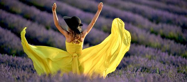 Девушка на лавандовом поле в Крыму - Sputnik Таджикистан