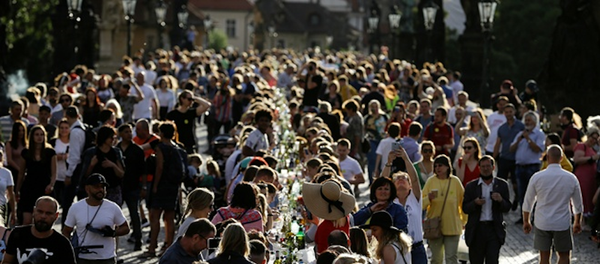 В центре Праги состоялся пир в честь прощания с коронавирусом - Sputnik Тоҷикистон