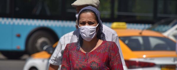 Женщина в защитной маске - Sputnik Таджикистан