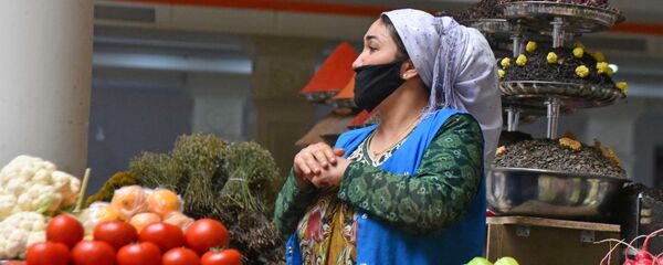 Продавец на рынке Менхргон - Sputnik Таджикистан