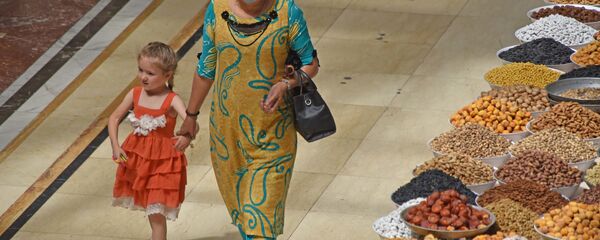 Покупатели на рынке Мехргон - Sputnik Таджикистан