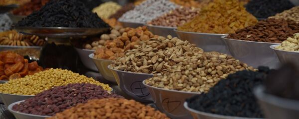 Орешки и сухофрукты на рынке - Sputnik Таджикистан