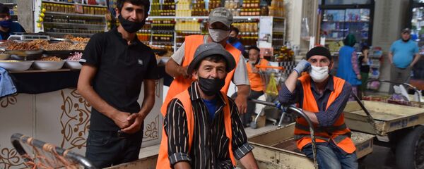 Грузчики на рынке Мехргон Грузчики на рынке Мехргон - Sputnik Тоҷикистон