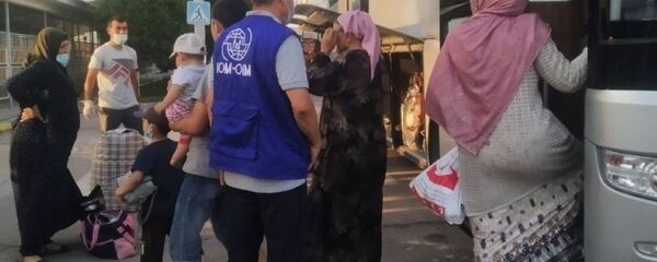 Таджикские мигранты застрявшие на границе Казахстана и Узбекистана  - Sputnik Тоҷикистон