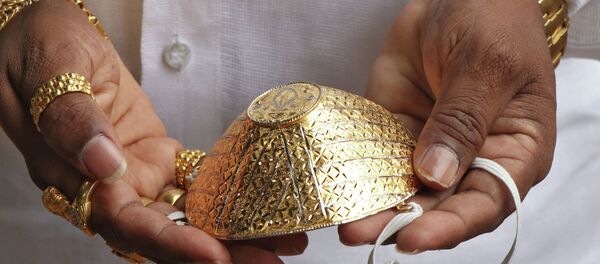 Ниқоби тиллоӣ, ки 4 000 доллар арзиш дорад ва марди ҳиндӣ онро фармоиш додааст Ниқоби тиллоӣ, ки 4 000 доллар арзиш дорад ва марди ҳиндӣ онро фармоиш додааст - Sputnik Тоҷикистон